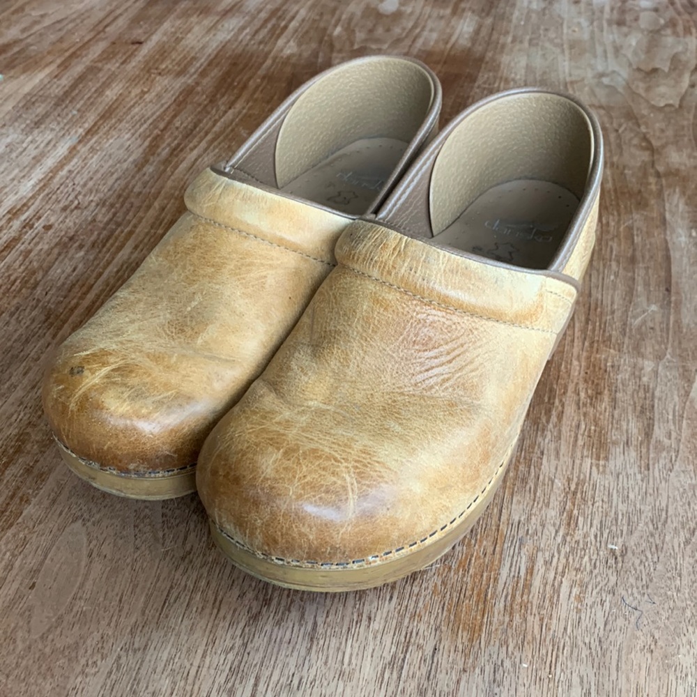 Women’s Dansko clogs honey distressed size 40